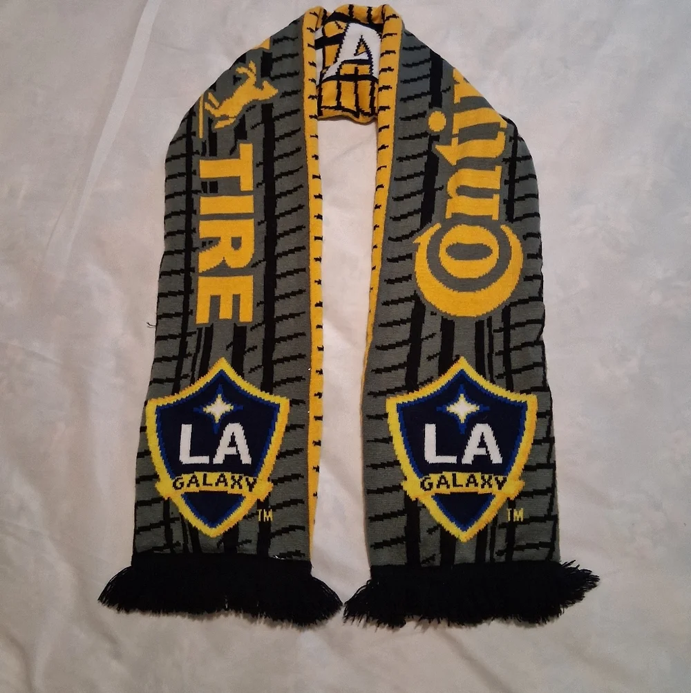 LA Galaxy‎ Scarf Reversibke Yelow-Black Continental Tire Sport Fans Winter
